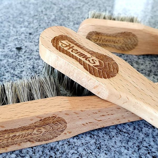 Lasergravur auf Holzbürsten
